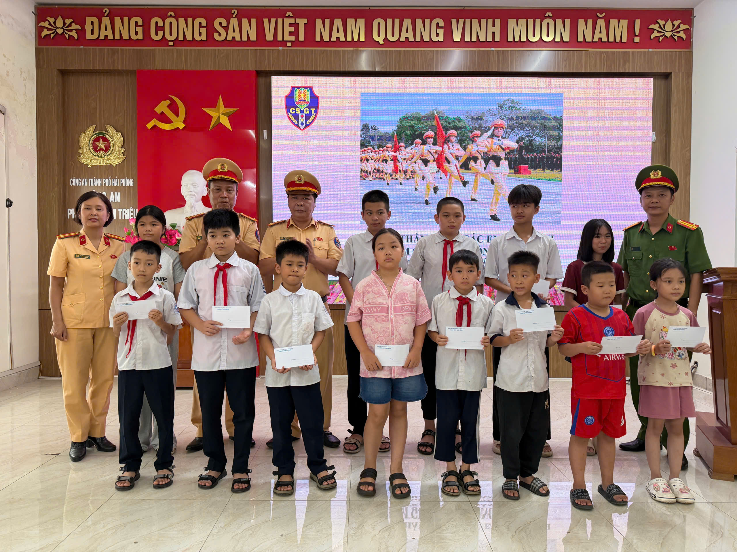 Trạm Cảnh sát đường Thuỷ Bạch Đằng: Tuyên truyền pháp luật về an toàn giao thông và phòng chống đuối nước tới hơn 300 học sinh và giáo viên phường Nam Triệu